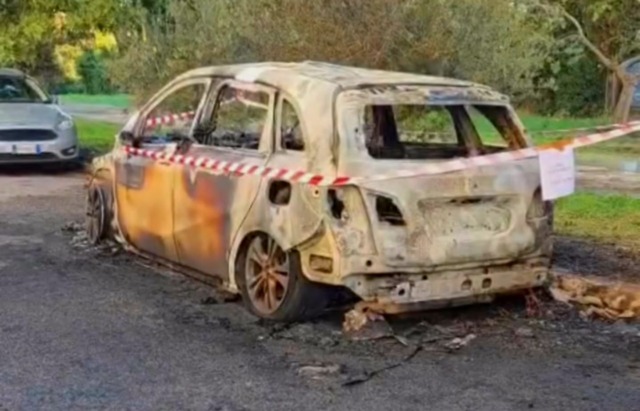 Atto intimidatorio nella notte, auto in fiamme nei pressi di viale Kennedy