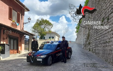 Aggredisce la madre con un martello, arrestato dai carabinieri un uomo di 38 anni