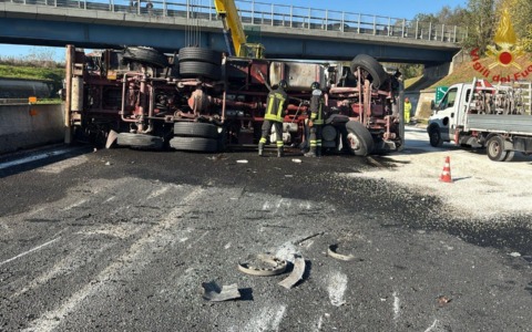 Camion cisterna si ribalta sull’A1: tratto chiuso e sei chilometri di coda verso Roma