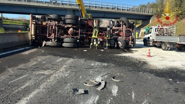 Camion cisterna si ribalta sull’A1: tratto chiuso e sei chilometri di coda verso Roma