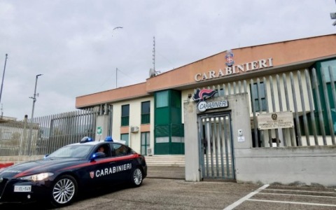 Impedisce l’acquisto della casa del padre finita all’asta minacciando l’acquirente, arrestato