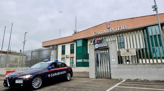 Impedisce l’acquisto della casa del padre finita all’asta minacciando l’acquirente, arrestato