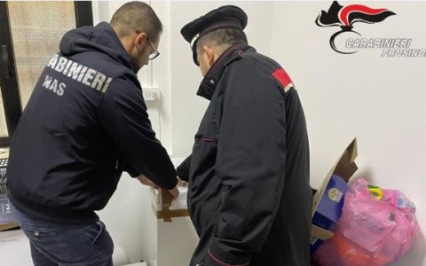 200 chili di alimenti sequestrati in un mini market: sospesi anche locali non autorizzati