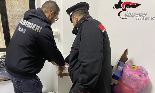 200 chili di alimenti sequestrati in un mini market: sospesi anche locali non autorizzati