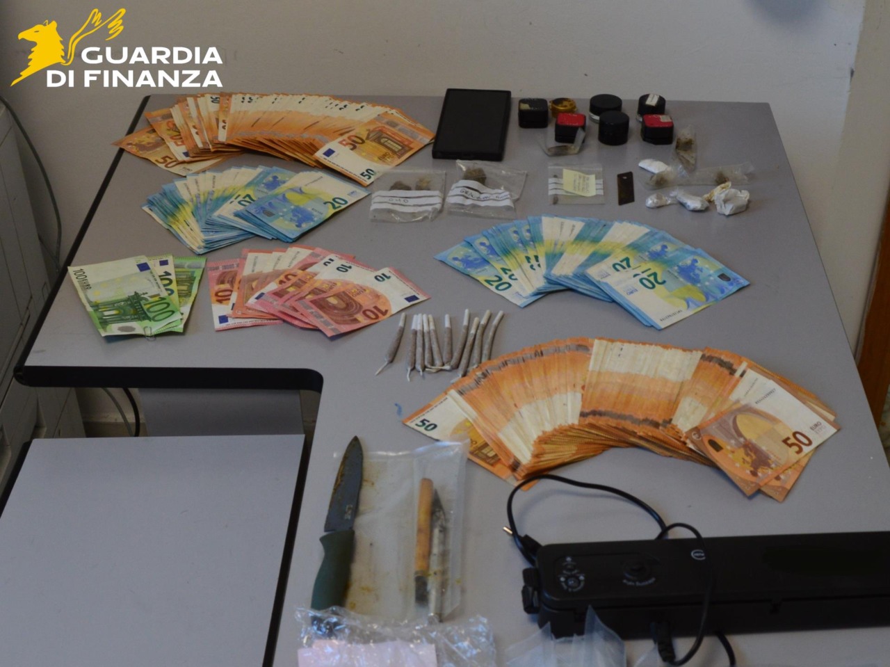 Droga nella villa comunale e 17.000 euro in casa, denunciato un 25enne