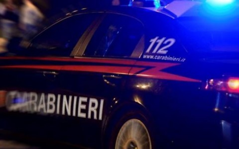 Trovato con coltello, manganello e droga in auto