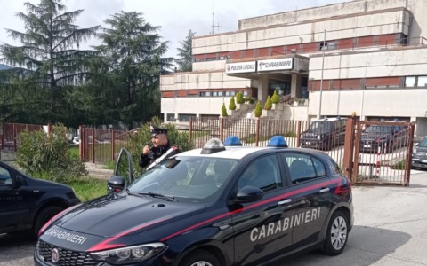 Schiaffi e minacce anche davanti ai figli minori, allontanato marito violento