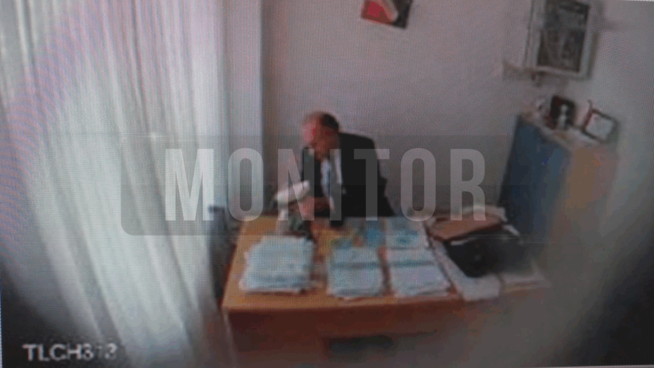 L’arresto di Enrico Tiero, a Monitor le immagini inedite: “Ecco il politico che spacca la telecamera degli investigatori”