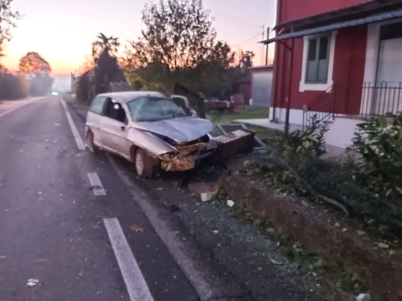 Finisce fuori strada con l’auto, gravissima una 21enne
