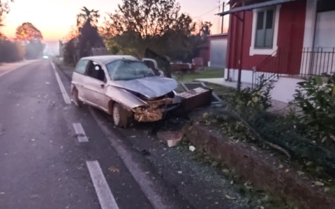 Finisce fuori strada con l’auto, gravissima una 21enne