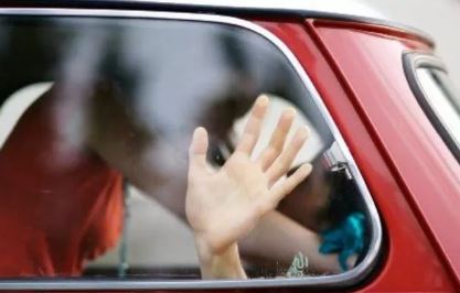 Scopre il marito 80enne con l’amante e inizia ad urlare in strada, la lite diventa virale su WhatsApp