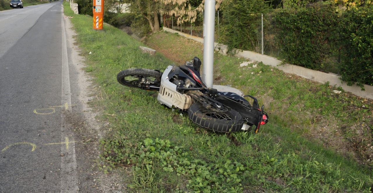 Sbanda con la moto su via Epitaffio e finisce prima contro un palo e poi contro un albero. Muore a 51 anni Giuseppe Coco. LE IMMAGINI