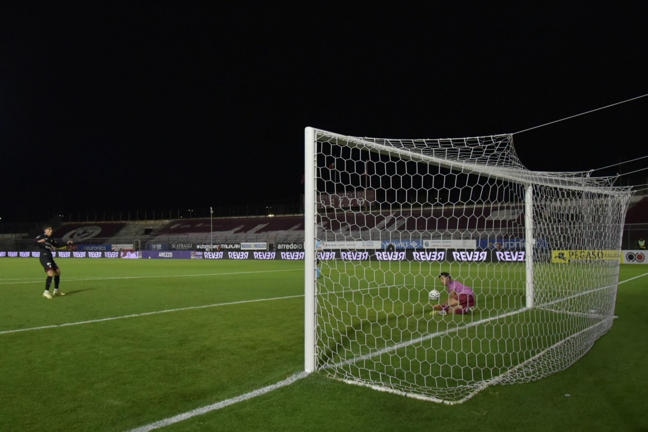 Porro si inventa portiere e para il rigore decisivo: il Latina conquista i quarti di finale di Coppa Italia