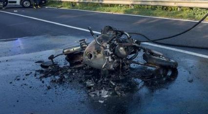 Schianto auto-moto, i mezzi prendono fuoco. Grave un uomo