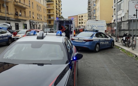 Spara con una pistola scacciacani per allontare i piccioni, paura in centro