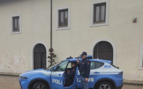 Danneggiano la porta d’ingresso della Villa Comunale per bivaccare, denunciati due giovani