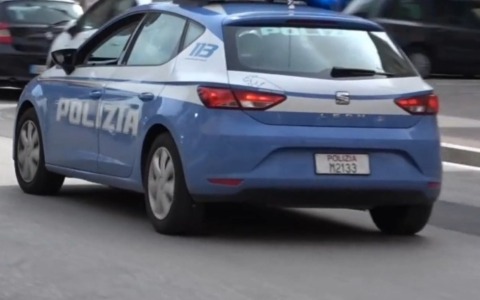 Ruba il portafogli alla cliente di un negozio, ragazzo arrestato dalla polizia