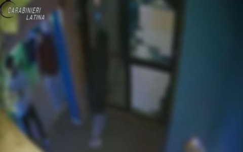 Rapina a mano armata in un bar, arrestati due uomini dopo una fuga finita contro un guardrail. VIDEO