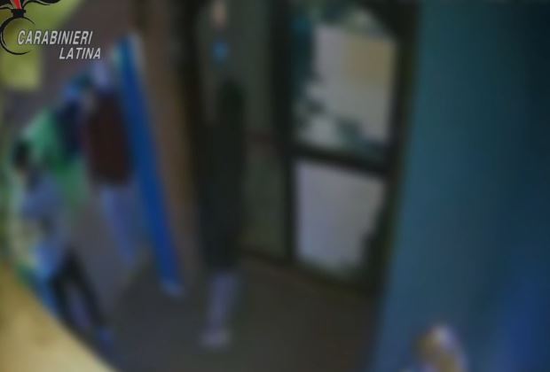 Rapina a mano armata in un bar, arrestati due uomini dopo una fuga finita contro un guardrail. VIDEO