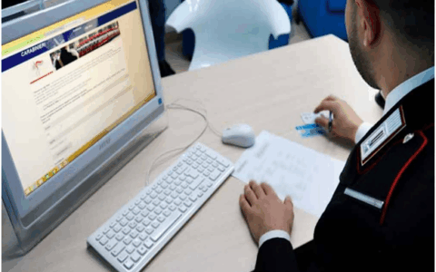 Preleva al bancomat con la carta di un’anziano, denunciato