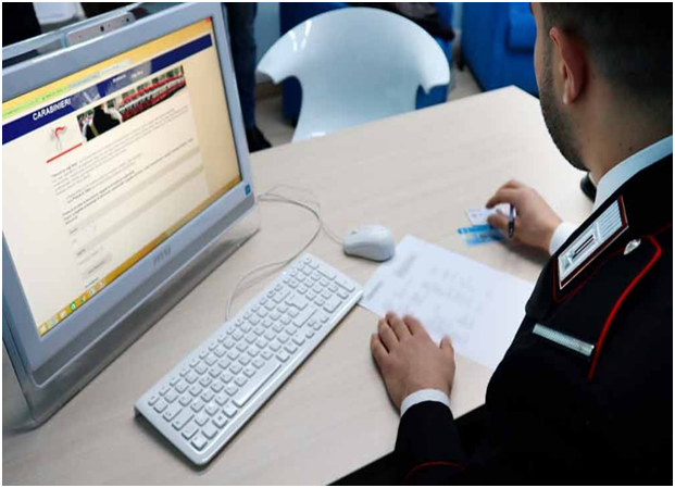 Preleva al bancomat con la carta di un’anziano, denunciato