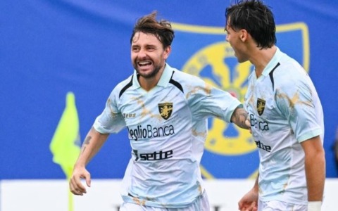Il Frosinone vince 2-0 a Carrara. Decidono Calò su rigore e Ghedjemis