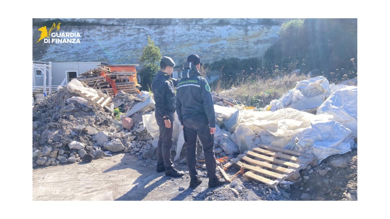 Sequestrata discarica abusiva con tonnellate di rifiuti, anche speciali