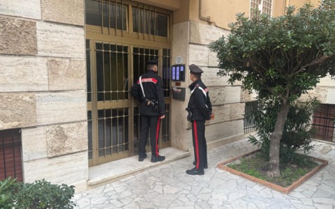 Leonardo Fiorini muore dopo un volo dal terzo piano. Arrestato l’amico: “Ho provato a fermarlo”