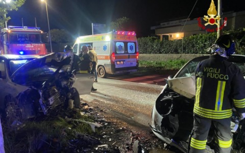 Incidente mortale in via Scipione Borghese, vittima un 19enne. Feriti gli amici
