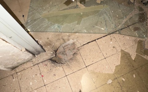 Bomba esplode davanti l’ingresso di una palazzina