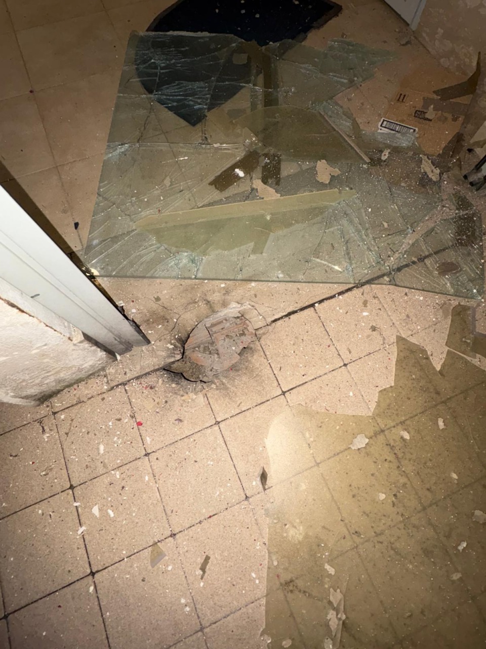 Bomba esplode davanti l’ingresso di una palazzina