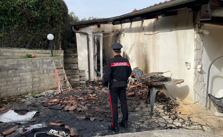 Abitazione in fiamme, nessun ferito