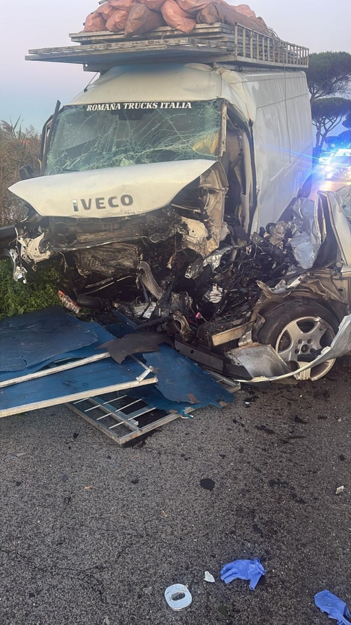 Scontro tra due furgoni e un’auto sulla Migliara 48, tre feriti gravissimi