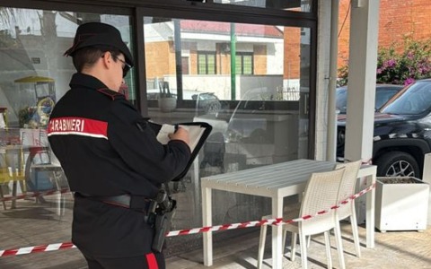 Incendio distrugge un tavolo davanti ad un bar