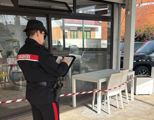 Incendio distrugge un tavolo davanti ad un bar