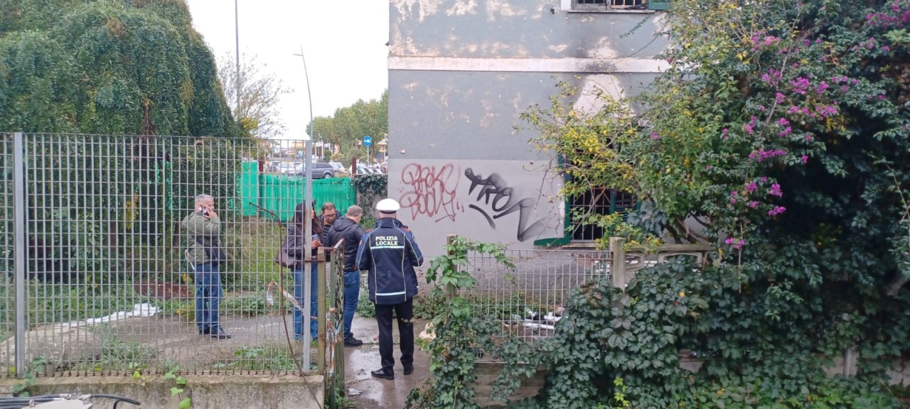 Degrado alla stazione, chiuso uno stabile abbandonato. Soccorso un senzatetto