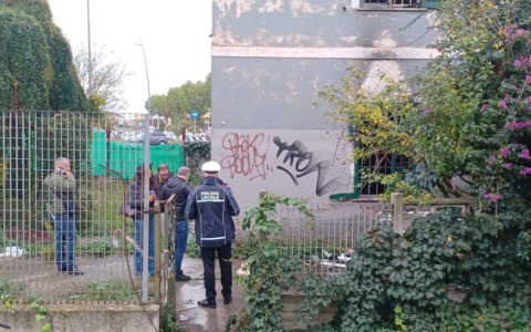 Degrado alla stazione, chiuso uno stabile abbandonato. Soccorso un senzatetto