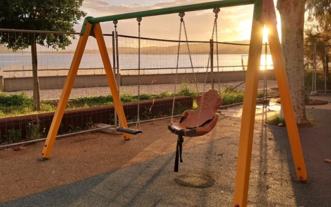 La nuova giostrina inclusiva nell’area giochi della Pineta di Vindicio