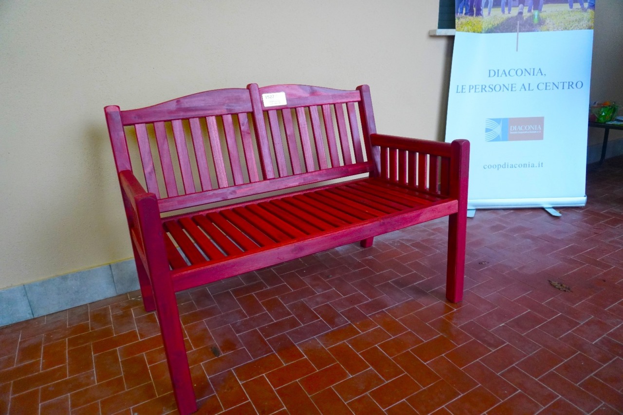Una panchina rossa per le vittime di violenza