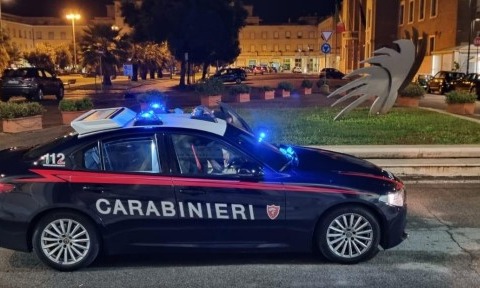Perseguita la ex moglie e la rapina lesionandole un polso, arrestato