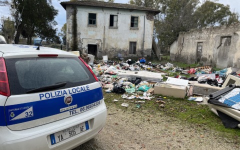 Abbandona rifiuti in periferia, segnalato e multato. Disposto il ritiro della patente