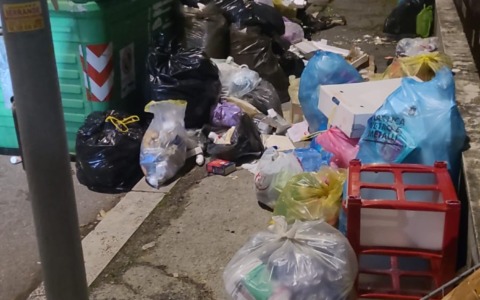 Rifiuti in strada, esplode la rabbia dei residenti. LE FOTO