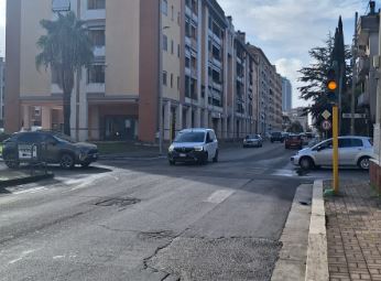 Semaforo spento da un mese all’incrocio tra via San Carlo da Sezze, viale Giulio Cesare e via Scipione l’Africano. Le proteste