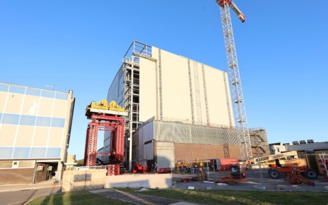 Centrale nucleare, installata una gru per spostare i boiler
