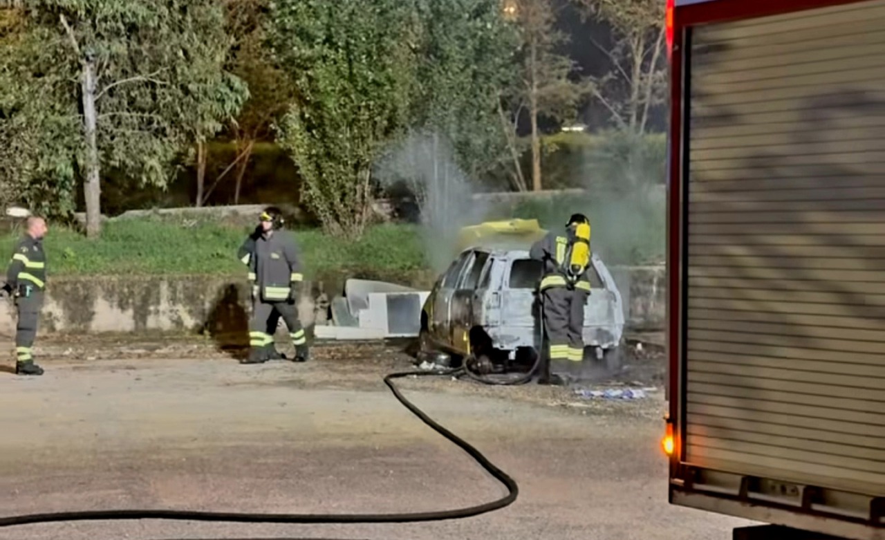 Auto incendiata in viale Nervi