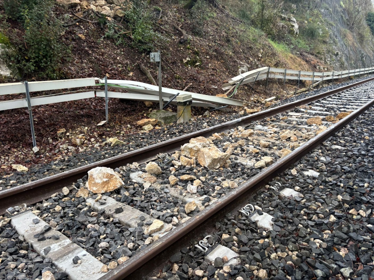 Cadono i massi dalla montagna: deraglia il treno, ma nessun ferito