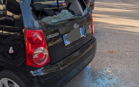 Auto danneggiata in via Don Morosini, cresce la tensione