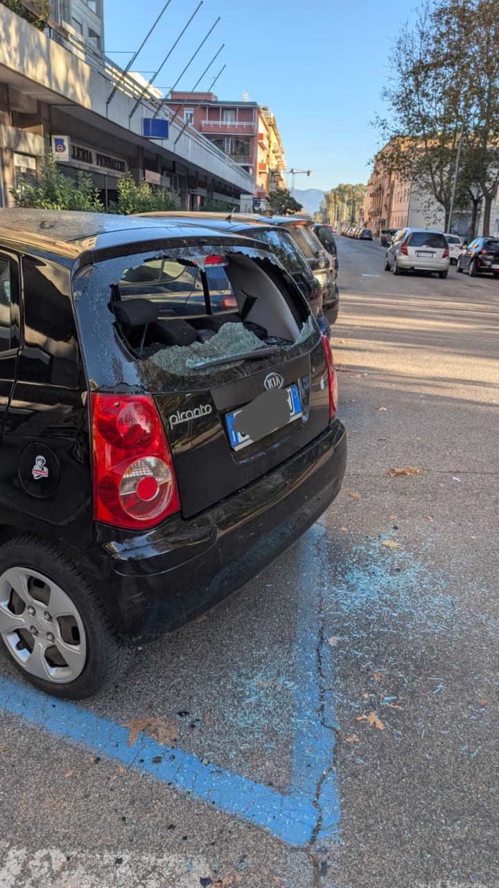 Auto danneggiata in via Don Morosini, cresce la tensione