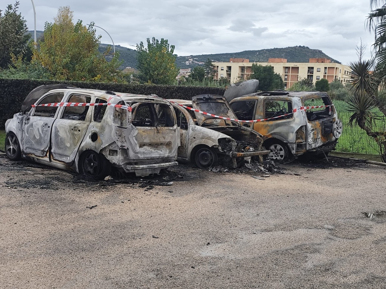 In fiamme tre auto nel piazzale del condominio Cepla. L’incendio della notte