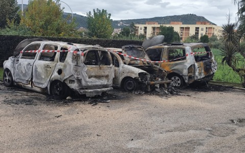 In fiamme tre auto nel piazzale del condominio Cepla. L’incendio della notte